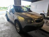 un SUV argenté garé dans un garage à côté d'une camionnette blanche