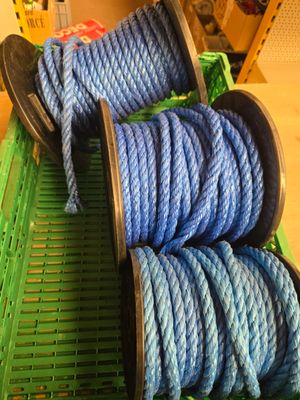 un tas de corde bleue dans un panier vert