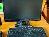 un écran d'ordinateur, un clavier, une souris et une souris posés sur un bureau