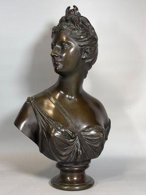 buste en bronze représentant une femme en robe, coiffée d'une couronne