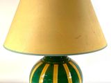 une lampe verte avec un abat-jour jaune
