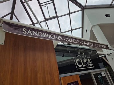 une affiche sur laquelle figurent des sandwichs, des globes terrestres, des raisins et des fromages