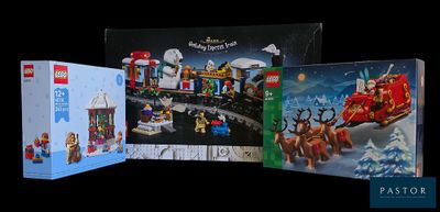 Trois coffrets Lego de Noël sont présentés sur un fond noir