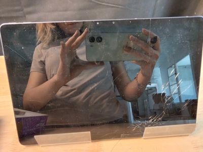 une femme se prenant en photo dans un miroir