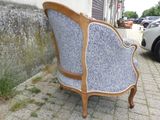 une chaise bleue et blanche posée contre le mur d'un immeuble