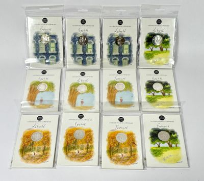 de nombreuses cartes sur lesquelles figurent les portraits d'un homme et d'une femme