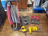 tout un tas d'outils posés sur une table