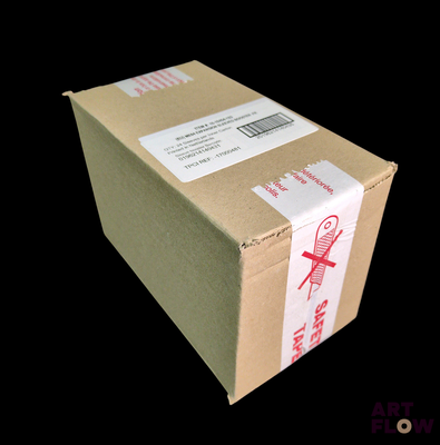 une boîte en carton sur laquelle est collé un autocollant sur le côté