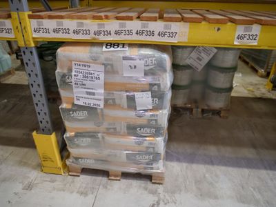 une palette de fûts empilés sur une palette dans un entrepôt
