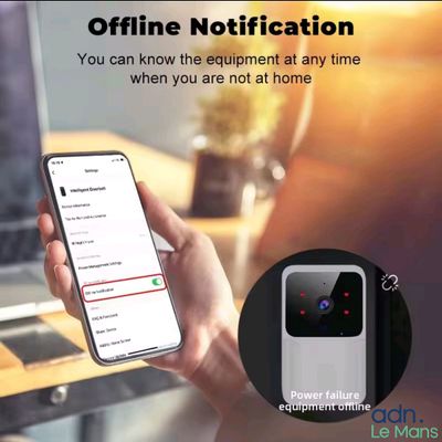une personne tenant un téléphone portable sur lequel s'affiche une notification indiquant qu'elle est hors ligne