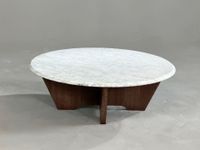 Table basse à plateau circulaire en marbre veiné blanc à pié…