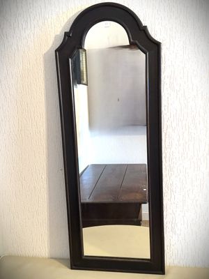 un miroir posé sur une table dans une pièce