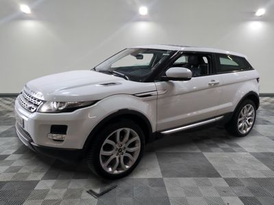 une photo d'un Land Rover blanc garé dans un garage