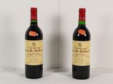 deux bouteilles de vin rouge posées l'une à côté de l'autre sur une table