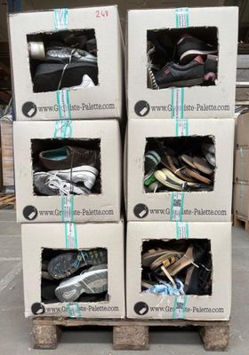 plusieurs boîtes de chaussures sont empilées les unes sur les autres