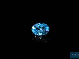 un diamant bleu sur fond noir