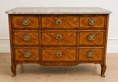 une commode en marbre sur un plancher en bois