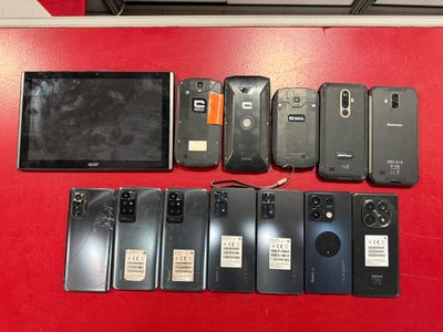 a lot of cell phones that are sitting on a table