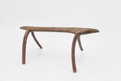 Appuie-nuque à quatre pieds représentant un animal stylisé d…