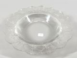 un saladier en verre transparent posé sur une surface blanche