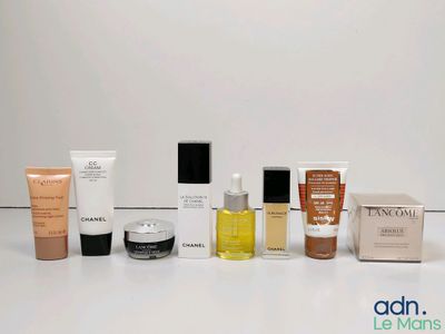Lot de 8 produits cosmétiques de marques CHANEL, CLARINS, LA…
