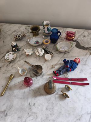 une table en marbre sur laquelle sont posés de nombreux objets