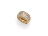 une bague sertie d'un diamant et de dix-huit pierres, signée Van Cleef