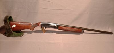 un vieux fusil avec une poignée et un canon en bois