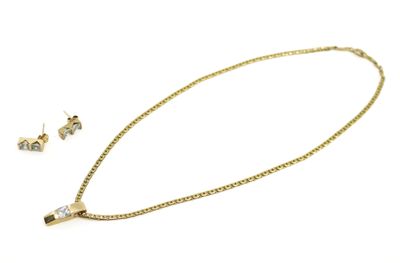 gros plan d'un collier et de boucles d'oreilles sur une surface blanche