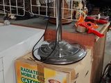 un ventilateur posé sur une boîte dans une pièce
