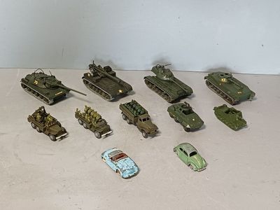 beaucoup de petits véhicules jouets posés sur la table