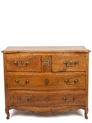 une commode en bois avec des poignées en laiton et des tiroirs