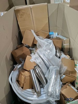 une boîte remplie de boîtes, avec un tuyau à l'intérieur