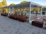 une terrasse avec une baie vitrée et des plantes au sol