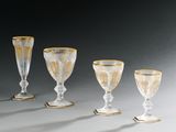 quatre verres sont alignés sur une surface grise