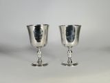 paire de gobelets en argent sur socles, sur fond blanc