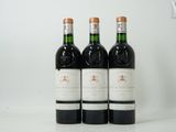 trois bouteilles de vin posées sur une table l'une à côté de l'autre
