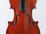 gros plan d'un violon avec un archet sur fond blanc