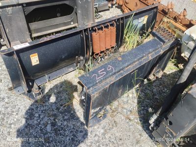 un tas de vieilles machines posées à même le sol