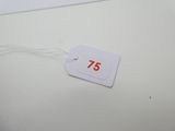 une étiquette blanche portant des chiffres rouges, posée sur une surface blanche