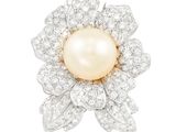 une broche en forme de fleur, composée de perles et de diamants