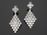 une paire de boucles d'oreilles en diamant et or blanc