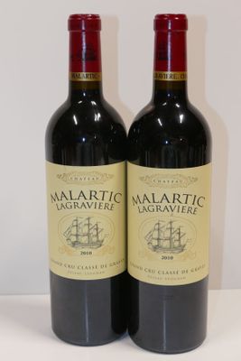 deux bouteilles de vin posées l'une à côté de l'autre sur une table