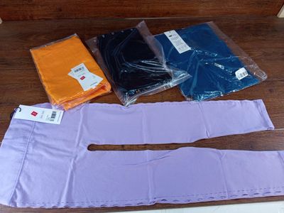 de nombreux vêtements de toutes sortes étalés par terre