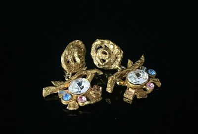 trois bijoux sont posés sur une surface noire