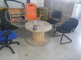 plusieurs chaises et une table dans une pièce où se trouvent de nombreux cartons