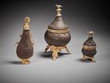 un ensemble de trois vases en bronze avec leurs couvercles