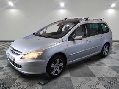 la photo d'une voiture argentée garée dans un garage