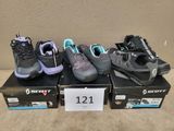 Cinq paires de chaussures pour femmes sont exposées dans une boîte