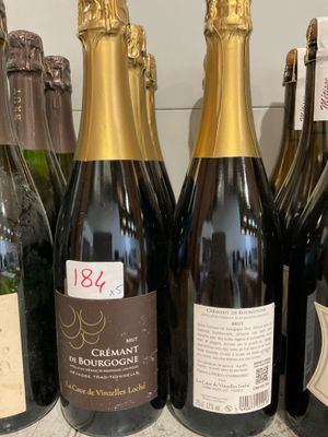 plusieurs bouteilles de vin sont alignées sur un comptoir